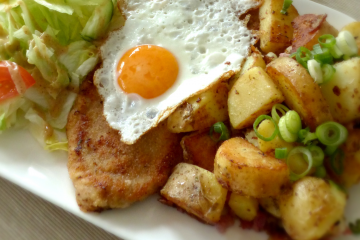 Schnitzel with Fried Egg and Potatoes